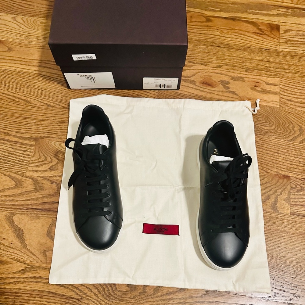 VALENTINO GARAVANI
Logo Leather Sneakers